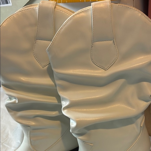 Cream Heeled Boots with Western Flair - Picture 4 of 8
